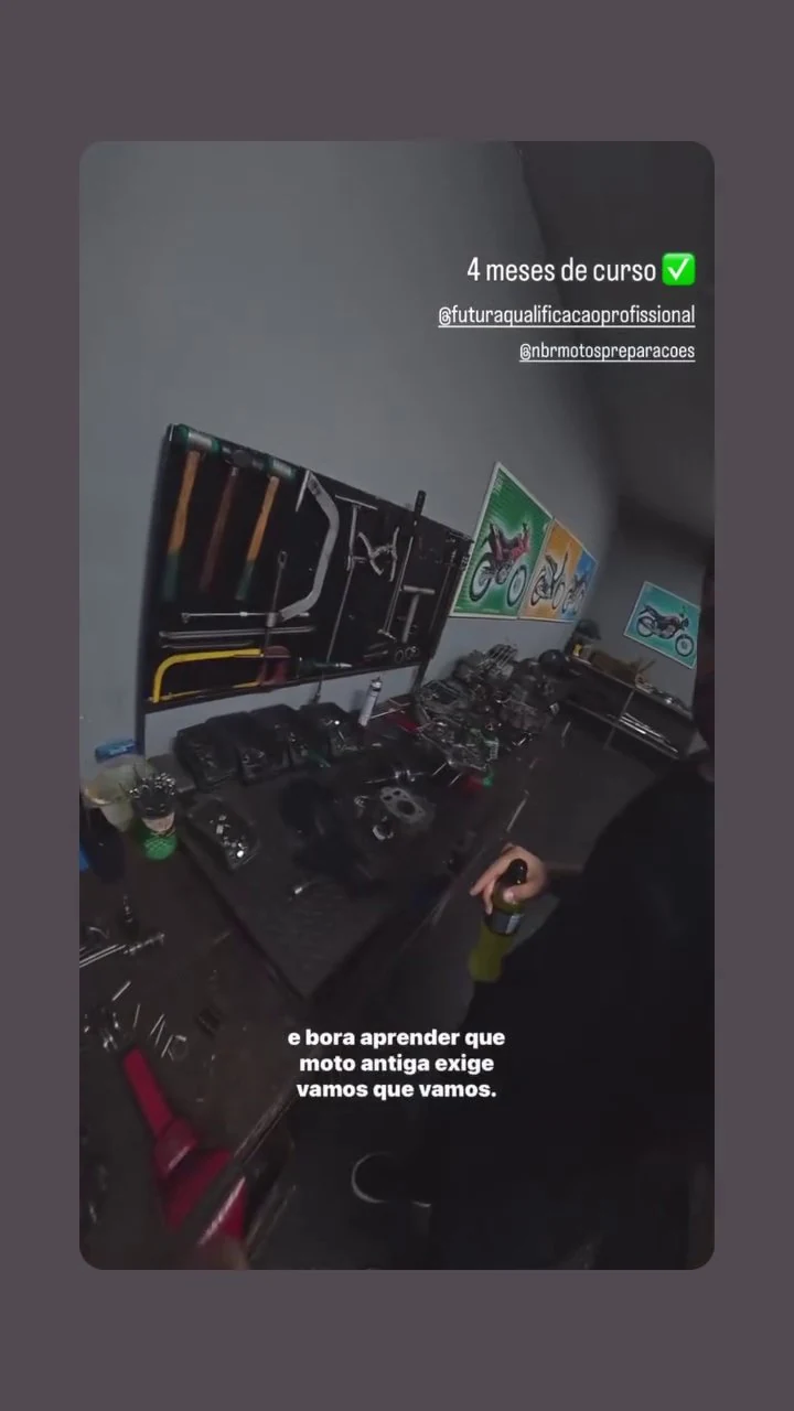 Jacques, aluno de Mecânica de Motos da FUTURA, preparando a moto para a viagem até Ushuaia