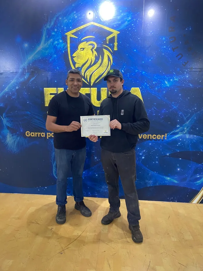 Professor Ademilson entregando certificado a aluno formado no curso de Soldagem Industrial da FUTURA